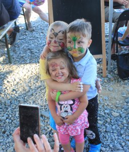 Dzieci z pomalowanymi twarzami